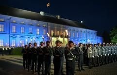 Soldaten der Bundeswehr verabschieden am Dienstag (29.06.2004) vor dem Schloss Bellevue in Berlin mit dem Großen Zapfenstreich Bundespräsident Johannes Rau. Das Ritual ist die feierlichste Form des militärischen Zeremoniells. (Foto: dpa)