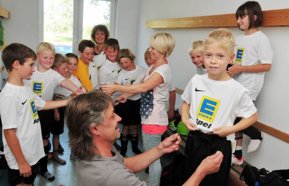Die E-Jugendmannschaft des VfB Großgörschen erhält ihre neuen Trikots.