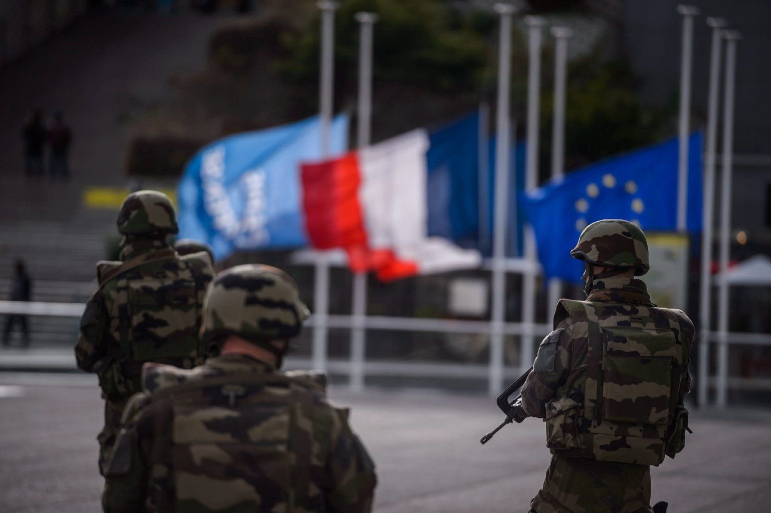 Paris hat seine Militärpräsenz am Tag nach den Anschlägen des IS masssiv verstärkt.
