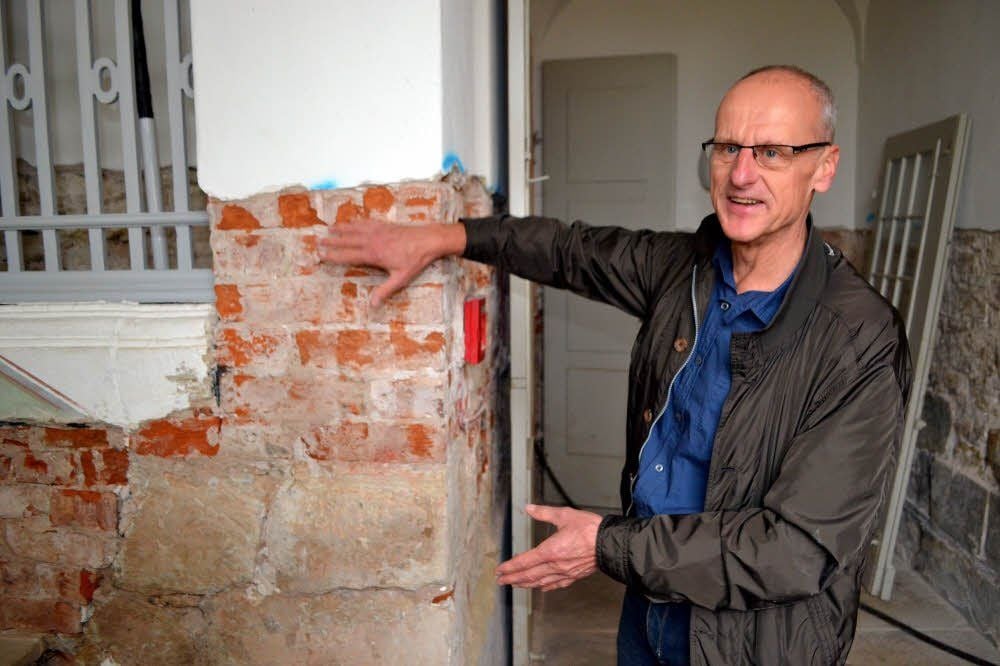 Architekt Manfred Geyer zeigt im Albrecht’schen Palais die Schäden.