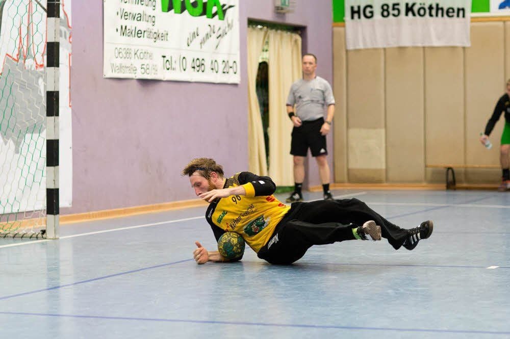 Die Glanztat in drei Bildern: Sebastian Loske hält der HG 85 Köthen beim Saisonauftakt in der Mitteldeutschen Oberliga zwei Punkte fest.