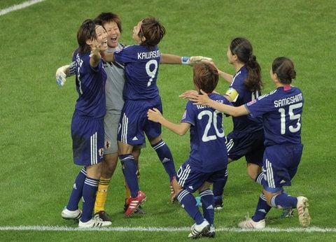 Während die Japanerinnen ihren Sieg feiern, ...