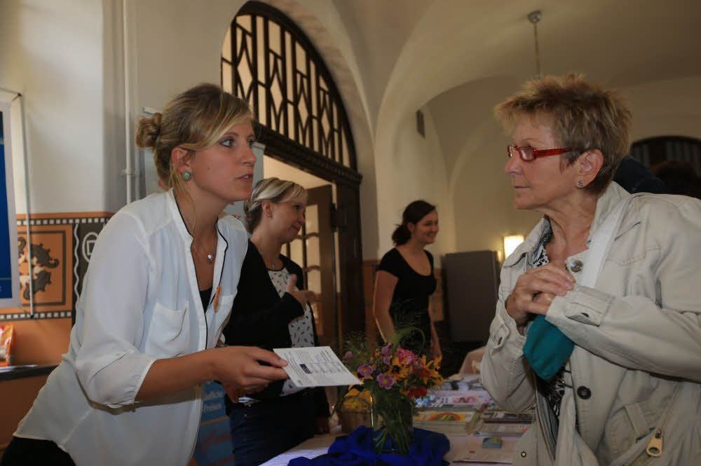 An den Ständen, wie hier von der Sonnen-Apotheke Zeitz, waren verschiedene Angebote und Informationspakete fr die Besucher vorbereitet. Hier ist Mitarbeiterin Stephanie Beier (links) im Gespräch mit Gabriele Böttcher.