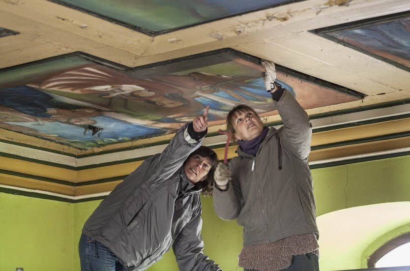 Die Restauratorinnen Uta Matauschek und Sybille Kreft bei der Abnahme.