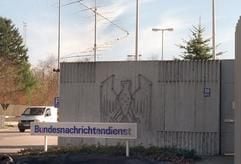Blick auf den Eingangsbereich des Gebäudes des Bundesnachrichtendienstes (BND) in Pullach in der Nähe von München (Archivfoto: dpa)