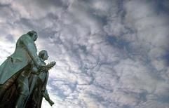 Wolken über dem Goethe-Schiller-Denkmal in Weimar. Die Stiftung Weimarer Klassik ist nach harscherKritik auf der Suche nach einem Neuanfang. (Foto: dpa)