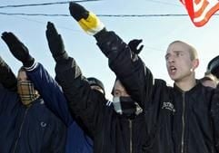 Junge Russen demonstrieren in Moskau am «Feiertag der Einheit des Volkes» mit dem Hitlergruß. (Foto: dpa)