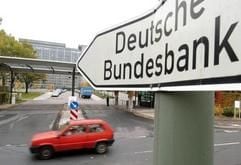 Die Nachricht kam für die 88 Mitarbeiter der Deutschen Bundesbank in Halle überraschend: Ihre Filiale soll bis 2007 geschlossen werden. "Der genaue Termin steht zwar noch nicht fest, doch an der Entscheidung ist nichts mehr zu ändern", sagte am Dienstag Dirk Gerlach von der Hauptverwaltung in Hannover. Künftig werde die Filiale Leipzig zuständig sein für die Bargeld-Versorgung der Banken und Sparkassen im Süden Sachsen-Anhalts. (Foto: dpa)
