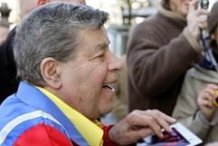 Der US-amerikanische Komiker Jerry Lewis kommt am Dienstag (8. Februar 2005) in Berlin vor dem Hotel Adlon an. (Foto: dpa)