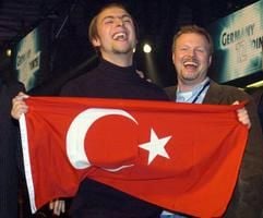 Mit der türkischen Fahne in der Hand freut sich der Sieger des deutschen Eurovisions-Vorentscheides in Berlin, Max (l.) am Freitag (19.03.2004) mit seinem Produzenten und Entdecker, Stefan Raab, über seinen Erfolg. Max wird zum Finale nach Istanbul fahren, um für Deutschland den «Grand Prix« zu gewinnen. (Foto: dpa)