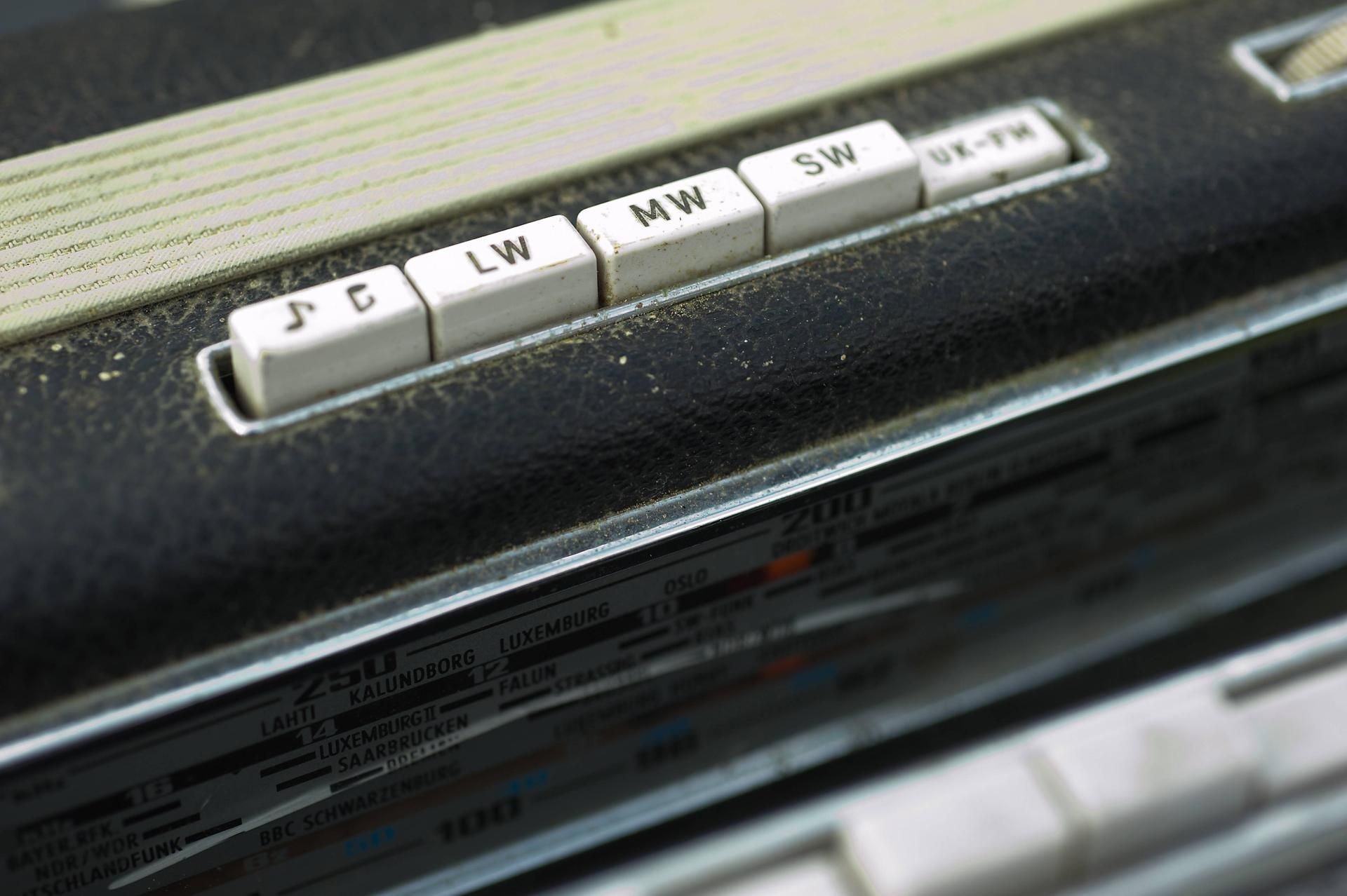 Langwelle, Mittelwelle und Ultrakurzwelle: Bedienleiste eines alten Transistorradios.