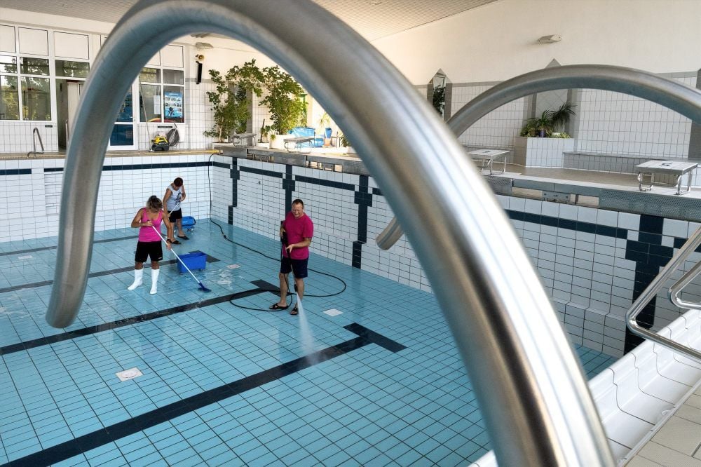 Mit Reinigungsarbeiten allein ist es auf lange Sicht in der Schwimmhalle nicht getan. Der akute Sanierungsbedarf liegt bei 2,5 Millionen Euro.