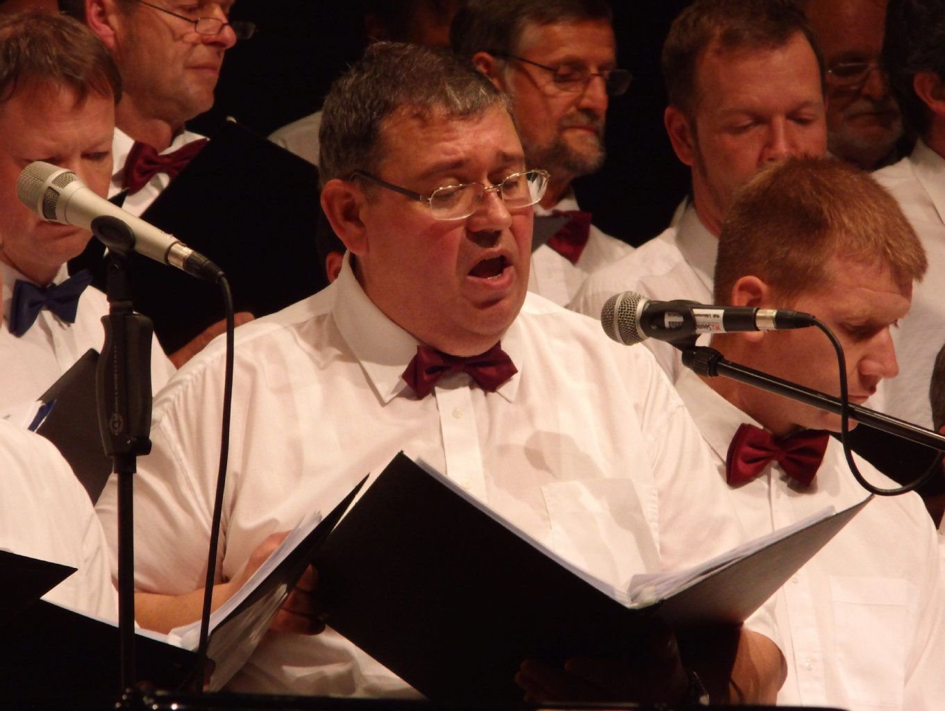 Während der Chor sang, hatten die Zuschauer Tränen in den Augen.
