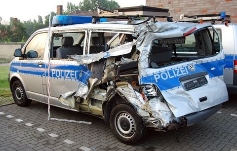 Der Fahrer eines polnischenLastwagens rammte auf der Autobahn 2 bei Helmstedt den Polizeiwagen und verursachte einen Sachschaden von rund 45.000 Euro. (FOTO: DPA)