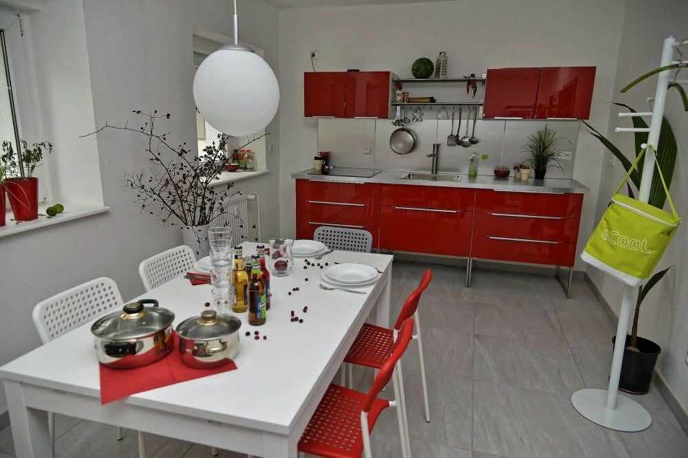 Die Küche hat als Platz fürs Kochen, den Besuch und die Kommunikation für junge Leute große Bedeutung.