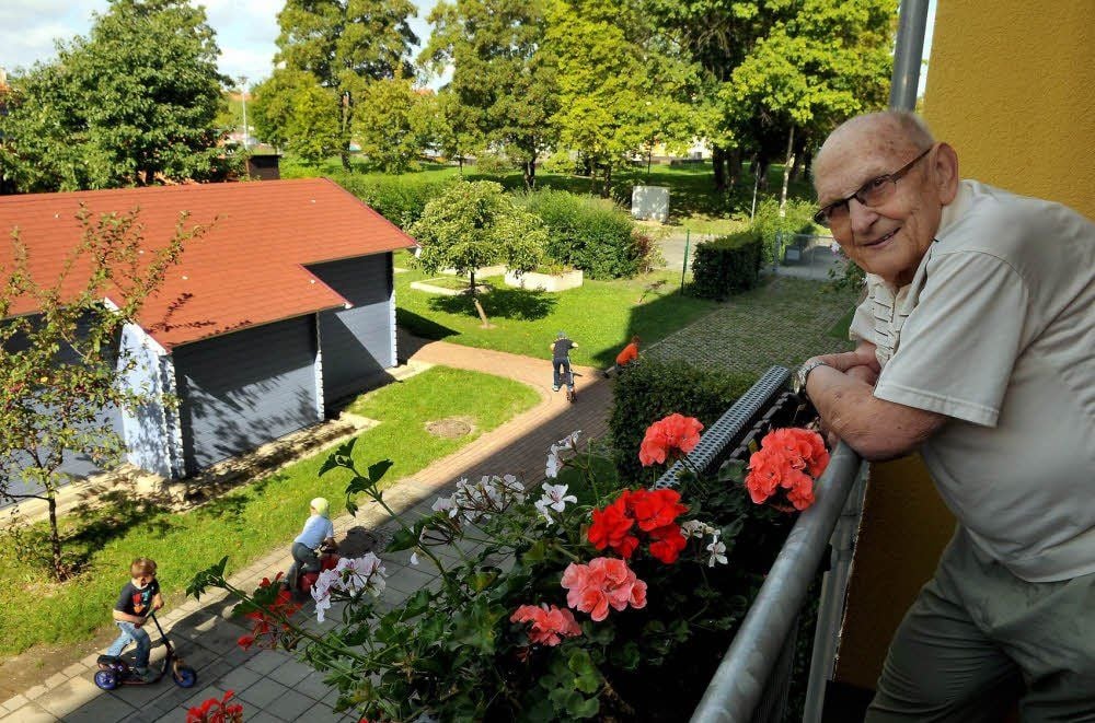 Herbert Gerstenberger fühlt sich nicht nur in seinem Zimmer, sondern auch auf seinem Balkon im Seniorenhaus am Schützenplatz wohl.