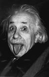 Der Physiker Albert Einstein streckt die Zunge heraus (Archivfoto vom 18.04.1955). Dieses mittlerweile weltbekannte Foto verschickte der unkonventionelle Wissenschaftler gern als Gruß an seine Freunde. Der Begründer der Relativitätstheorie erhielt 1921 für seine Beiträge zur Quantentheorie, besonders für seine Deutung des Photoeffekts, den Nobelpreis für Physik. Einstein wurde am 14. März 1879 in Ulm geboren und starb am 18. April 1955 in Princeton, New Jersey. Seit 1940 war er amerikanischer Staatsbürger. (Foto: dpa)