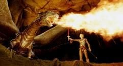 Eragon (Edward Speelers) steht in dem neuen Kinofilm «Eragon» mit gezogenem Schwert vor einem Feuer speienden Drachen (undatierte Filmszene). Eragon stößt im Wald auf einen blau leuchtendes Drachenei. Daraus entschlüpft Saphira, deren Freundschaft für Eragon lebenswichtig wird. Denn der schreckliche König Galbatorix tötet Eragons Familie und macht auch Jagd auf ihn selbst. Mit Saphira und dem Erzähler Brom macht sich Eragon auf die Suche nach den Mördern und erfährt dabei das Geheimnis der Drachenreiter. Der Film startet am 14. Dezember 2006 in den Kinos. (Foto: dpa)