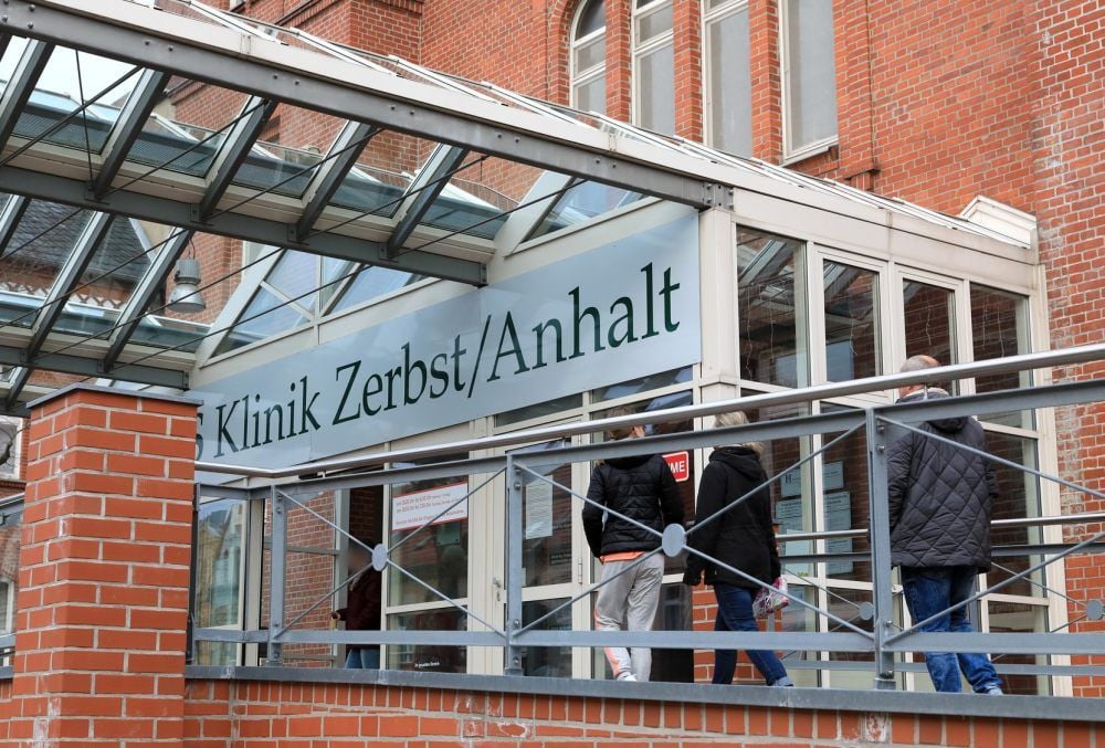 Für Helios in Zerbst gilt auch am Mittwoch weiter ein Aufnahme-, Verlegungs- und Besuchsstopp.