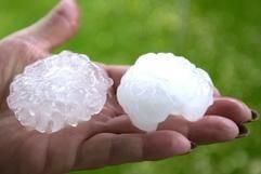 Eisstücke ungewöhnlicher Größe hält eine Urlauberin am Freitag (3. Juni 2005) nach einem Gewitter mit Hagel am Ostseestrand von Wackerballig (Kreis Schleswig-Flensburg) in ihrer Hand. (Foto: dpa)