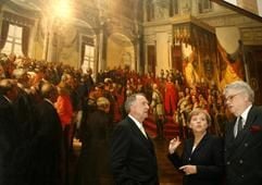 Bundeskanzlerin Angela Merkel (M.) steht zusammen mit dem Generaldirektor Hans Ottomeyer (r.) und dem Staatssekretär für Kultur und Medien, Bernd Neumann, am Freitag (02.06.2006) in Berlin während der Eröffnung das Deutschen Historischen Museums vor dem Gemälde «Eröffnung des Reichstages» des Malers Anton von Werner. (Foto: dpa)