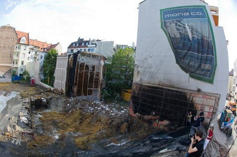 Journalisten fotografieren in München den Bombenkrater. In der Nacht wurde an dieser Stelle eine Bombe kontrolliert gesprengt. (FOTO: DPA)