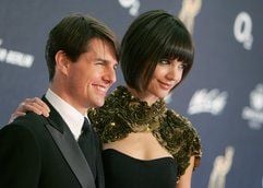 US-Schauspieler Tom Cruise und seine Frau Katie Holmes posieren in Düsseldorf bei der Bambi-Verleihung auf dem Roten Teppich. (Foto: dpa)
