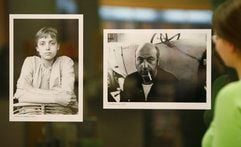 Eine Frau betrachtet Fotos der Schauspielerin Katharina Thalbach aus dem Jahr 1972 und des Schauspielers Manfred Krug von 1977 des Fotografen Roger Melis. (Foto: ddp)