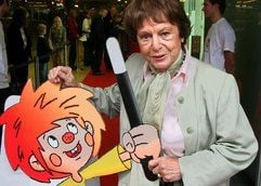 Pumuckl-Mutter Ellis Kaut posiert. Das Münchner Landgericht gab in einem Urheberrechtsprozess der Pumuckl-Zeichnerin recht, die bei einem Malwettbewerb eine Freundin für den Kobold gesucht hatte, die er auch heiraten sollte. Die Pumuckl-Autorin Ellis Kaut sah darin ihr Urheberpersönlichkeitsrecht an der literarischen Figur verletzt und und hatte geklagt. (Foto: ddp)