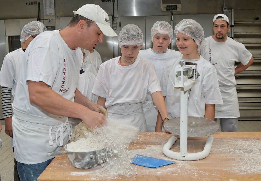 Bäckermeister Felix Lantzsch zeigt, wie ein Brot „entsteht“.