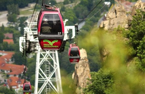 Kabinen der Seilbahn in Thale (Landkreis Harz) pendeln zwischen Thale und dem Hexentanzplatz. (FOTO: DPA)