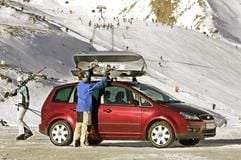 Die Ski-Ausrüstung wird am besten in speziellen Boxen transportiert. (Foto: dpa)