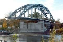 Blick auf die neue Sternbrücke in Magdeburg, die gegenwärtig über die Elbe geschoben wird, aufgenommen am Montag (25.10.2004). Die 137 Meter lange Stahlbrücke, die von einer Magdeburger Stahlbaufirma gebaut wurde, wird an mehreren Tagen über den Fluss geschoben. Die alte Sternbrücke an der selben Stelle war im Zweiten Weltkrieg 1945 gesprengt worden. Die neue Überführung verbindet den Stadtpark Rotehorn mit dem Zentrum Magdeburgs. (Foto: dpa)
