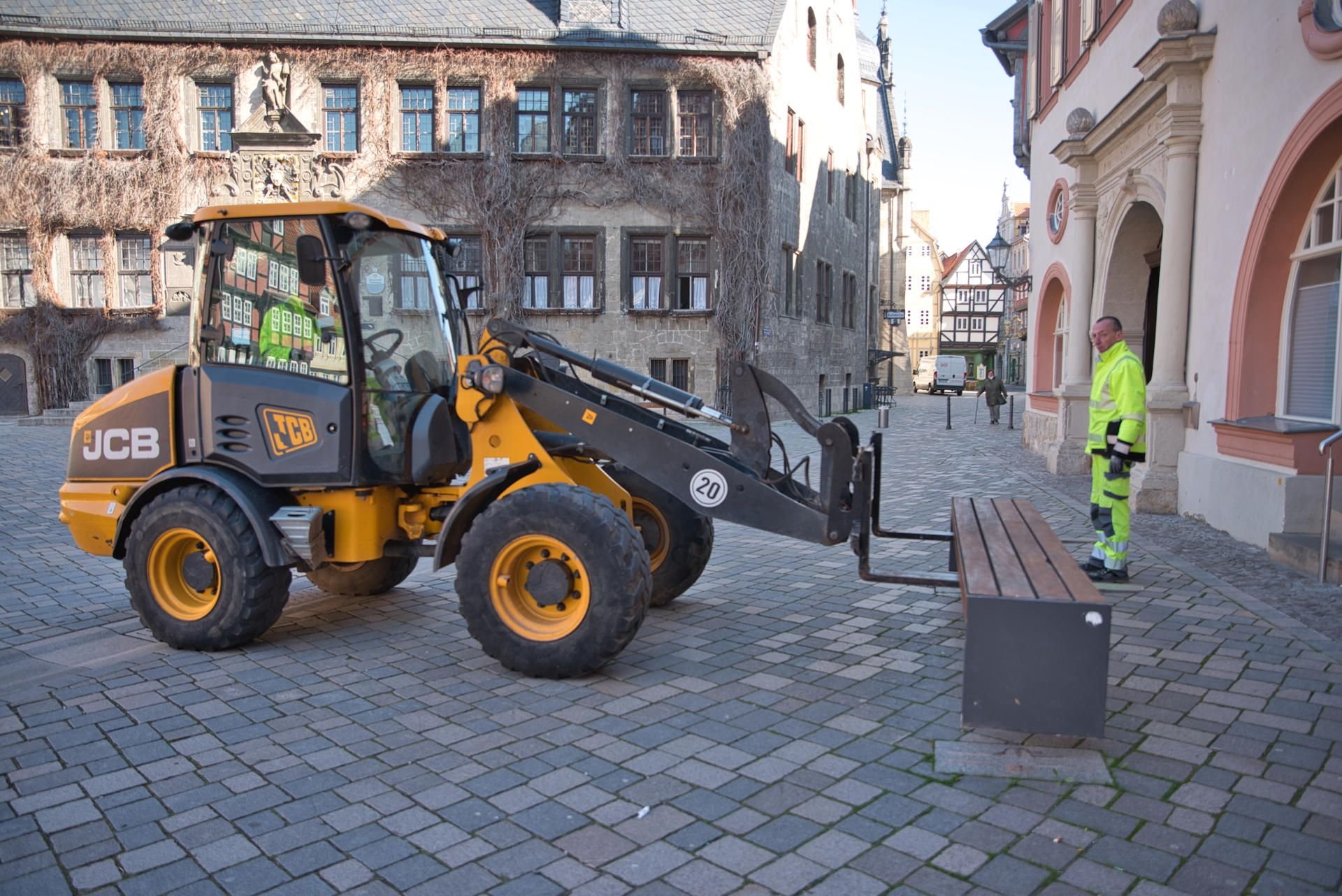 Auf dem Marktplatz in Quedlinburg haben Mitarbeiter des Bauhofs am Mittwoch damit begonnen, die Bänke im öffentlichen Raum abzubauen. Hintergrund der Entscheidung, die im Krisenstab der Stadt gefällt wurde, ist die Corona-Pandemie. Um die Ausbreitung des Virus einzudämmen, hatten in Sachsen-Anhalt - und damit auch in Quedlinburg - Gaststätten schließen müssen; auch die Außengastronomie ist untersagt. Damit das Kontaktverbot eingehalten wird, waren die Restaurantbetreiber aufgefordert worden, ihr vor den Lokalen stehendes Mobiliar wegzunehmen, damit dieses nicht durch Dritte genutzt wird. Aus diesem Grund nehme auch die Stadt ihre Bänke weg.