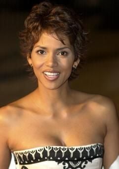 Archivbild vom 18.11.2002 zeigt US-Schauspielerin Halle Berry bei der Premiere ihres James-Bond-Films "Die another Day" in der Royal Albert Hall in London. Die Oscar-Preisträgerin ist zur Frau mit dem größten Sex-Appeal der Welt gewählt worden. Bei der jährlichen Wahl des Magazins FHM siegte sie unter anderem vor Britney Spears, Jennifer Lopez und Anna Kurnikowa. Berry ist mit 34 Jahren die älteste Gewinnerin. An der Wahl zur «sexiest» Frau der Welt haben sich weltweit über fünf Millionen Leser beteiligt. (Foto: dpa)