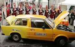 Der «Gobbi», ein Ost-West-Auto, halb Golf und halb Trabbi, wird auf dem Bürgerfest in Potsdam zu Gunsten eines gemeinnütziges Vereins bei eBay versteigert. Das fahrtüchtige «Einheitsauto» - vorne Golf, hinten Trabant - war in den letzen Wochen im Auftrag von mobilde.de und eBay gebaut worden. (Foto: dpa)