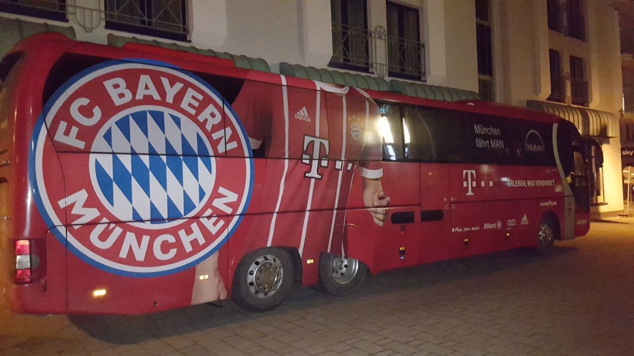Der Mannschaftsbus des FC Bayern München parkt vor dem Dorint-Hotel in Halle.