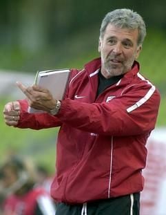 Das Archivbild vom 29.09.2002 zeigt Kaiserslauterns belgischen Trainer Eric Gerets an der Seitenlinie am im Nürnberger Frankenstadion. Schon als Spieler war Erik Gerets eine vorbildliche Kämpfernatur. Als leidgeprüfter und bemitleidenswerter Trainer des maroden Fußball-Bundesligisten 1. FC Kaiserslautern wirft der 48-jährige Belgier seit Monaten diese seine herausragenden Tugenden in die Waagschale. Mit äußerst mäßigem Erfolg, wie der Rückfall auf den letzten Tabellenplatz der deutschen Eliteliga zeigt. (Foto: dpa)