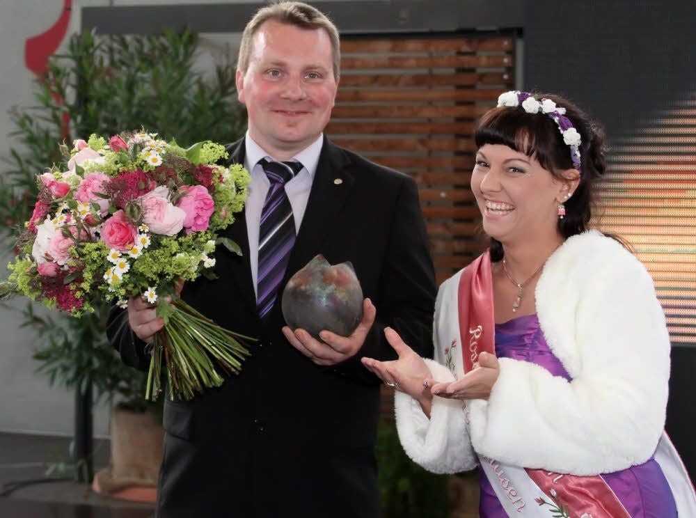 Denis Vogler wurde am Freitagabend in der Rosenarena mit der Goldenen Rose überrascht. Rosenprinzessin Doreen gratuliert ihm herzlich.