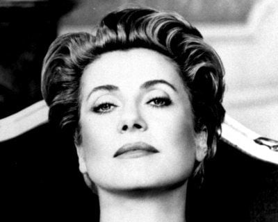 Die französische Schauspielerin Catherine Deneuve trägt auf dem undatierten Werbefoto ein Schmuckstück des italienischen Juweliers Pomellato. (Foto: dpa)