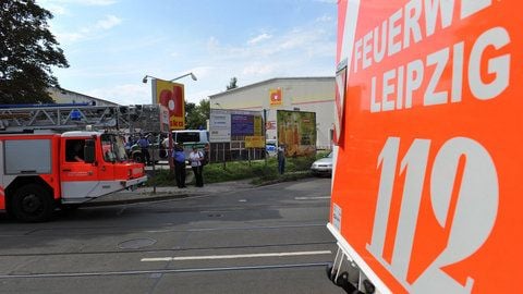 Einsatzkräfte der Polizei und Feuerwehr sichern nach einer Explosion ein Gelände an der Mockauer Straße in Leipzig. (FOTO: DPA)