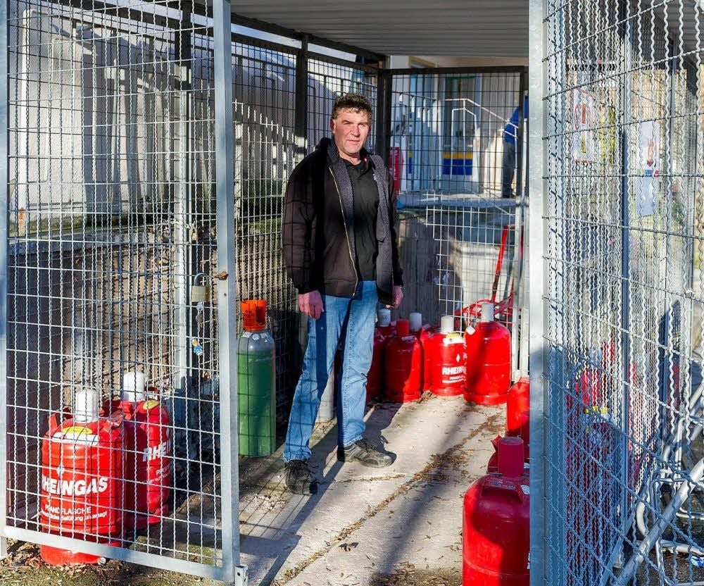 Henry Schroeter im geplünderten Gasflaschen-Lager in Esperstedt.