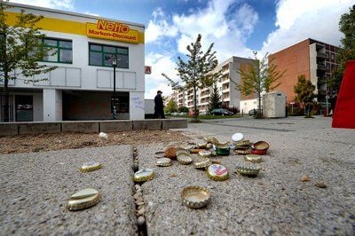 Blick auf den Netto-Markt in der Theodor-Weber-Straße in Halles Stadtteil Silberhöhe. Hierwar der 48-Jährige am Samstagabend niedergeschlagen worden. (Foto: Andreas Stedtler)