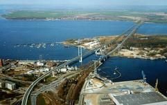 Die Computersimulation zeigt die geplante zweite Brücke für die Insel Rügen. Vorgesehen ist eine den alten Rügendamm (r.) entlastende 2,8 Kilometer lange Parallelbrücke mit 126 Meter hohen Pfeilern und Seilverspannung. (Foto: dpa)