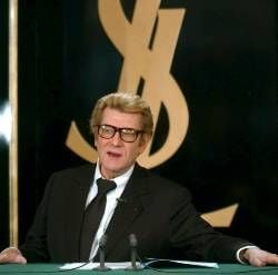 Der weltbekannte französische Modeschöpfer YvesSaint Laurent (65) tritt nach einer mehr als 40-jährigen Karriere ab. Sichtlich angespannt und ganz in Schwarz gekleidet teilte der Modemacher am Montag in Paris selbst seine Entscheidung mit,sich aus dem Geschäft der Haute Couture zurückzuziehen. Zusammen mit Coco Chanel, Christian Dior und Hubert de Givenchy hatteSaint Laurent jahrzehntelang die Modetrends entscheidend geprägt.