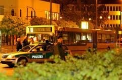 Der entführte Linienbus steht am 27. April (Archiv) in Berlin auf dem gesperrten Kurt-Schumacher-Platz. Die Geiselnahme wurde unblutig beendet. (Foto: dpa)