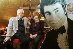 Die Eheleute Irmgard und Friedhelm Tiemann sitzen in ihrem Haus in Dortmund an der ehemaligen Bar des Schlagersängers Roy Black. Die beiden zählen sich zu den engsten Vertrauten des Künstlers, der viele Jahre in ihrer Einliegerwohnung Station machte, wenn er einen Auftritt im Ruhrgbiet hatte. (Foto: dpa)