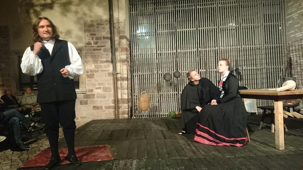 Szene aus Gottes Narr und Teufels Weib im Innenhof des Luther-Sterbehauses in Eisleben.