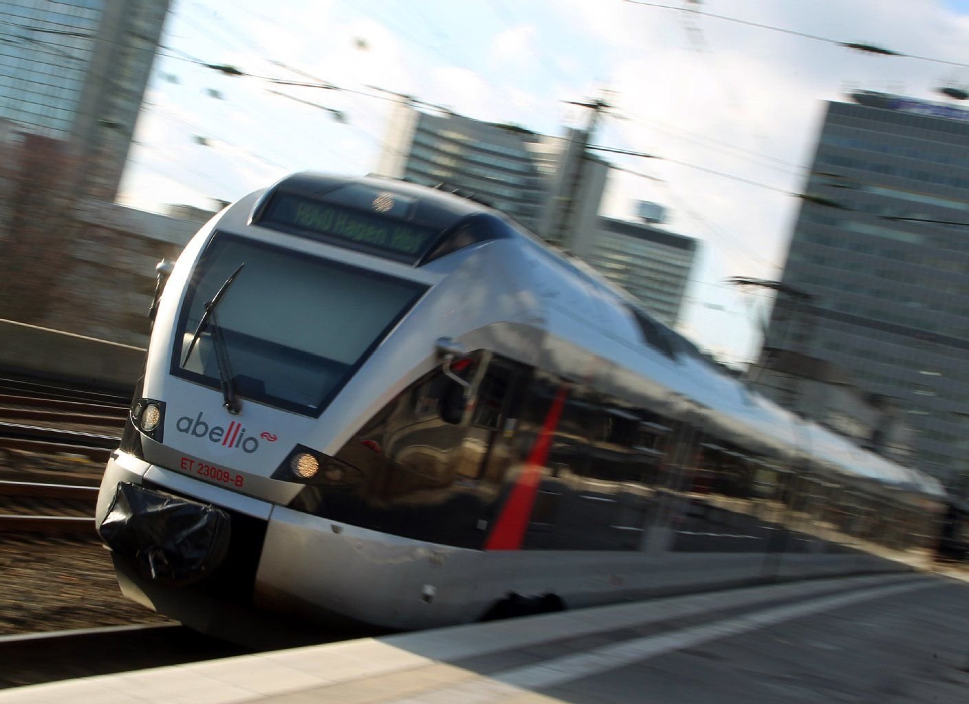 Ein Zug der Privatbahn Abellio fährt.