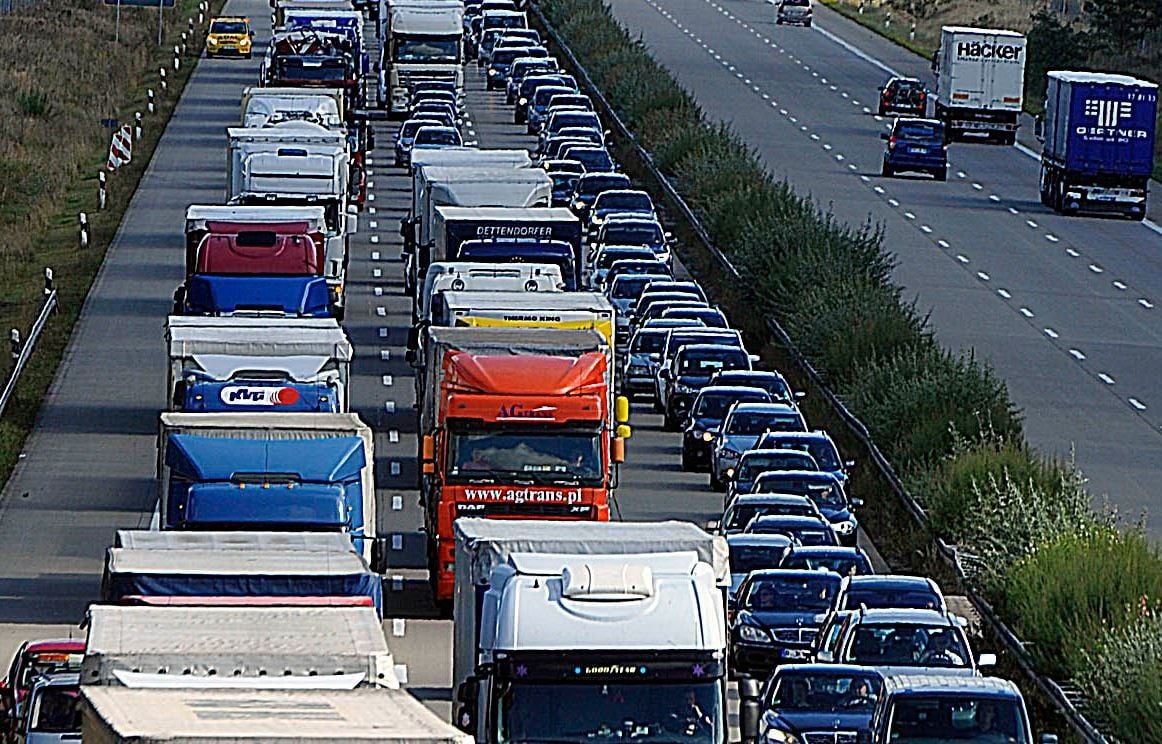 Fahrzeuge stauen sich nach einem Unfall auf allen drei Spuren der Autobahn 9.